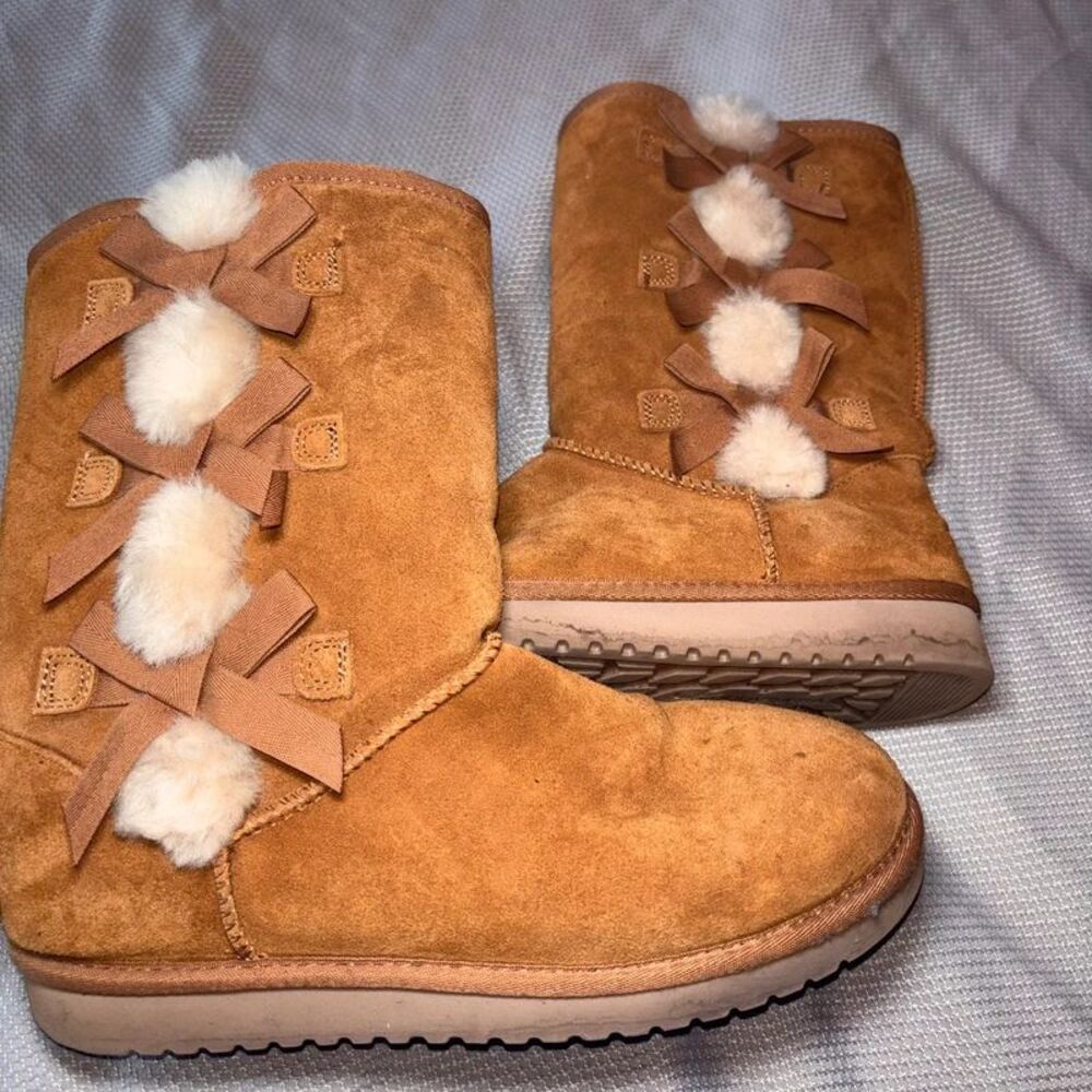 Women’s Koolaburra By UGG Victoria Tall Chestnut Suede Fur Bow Detail Size 9